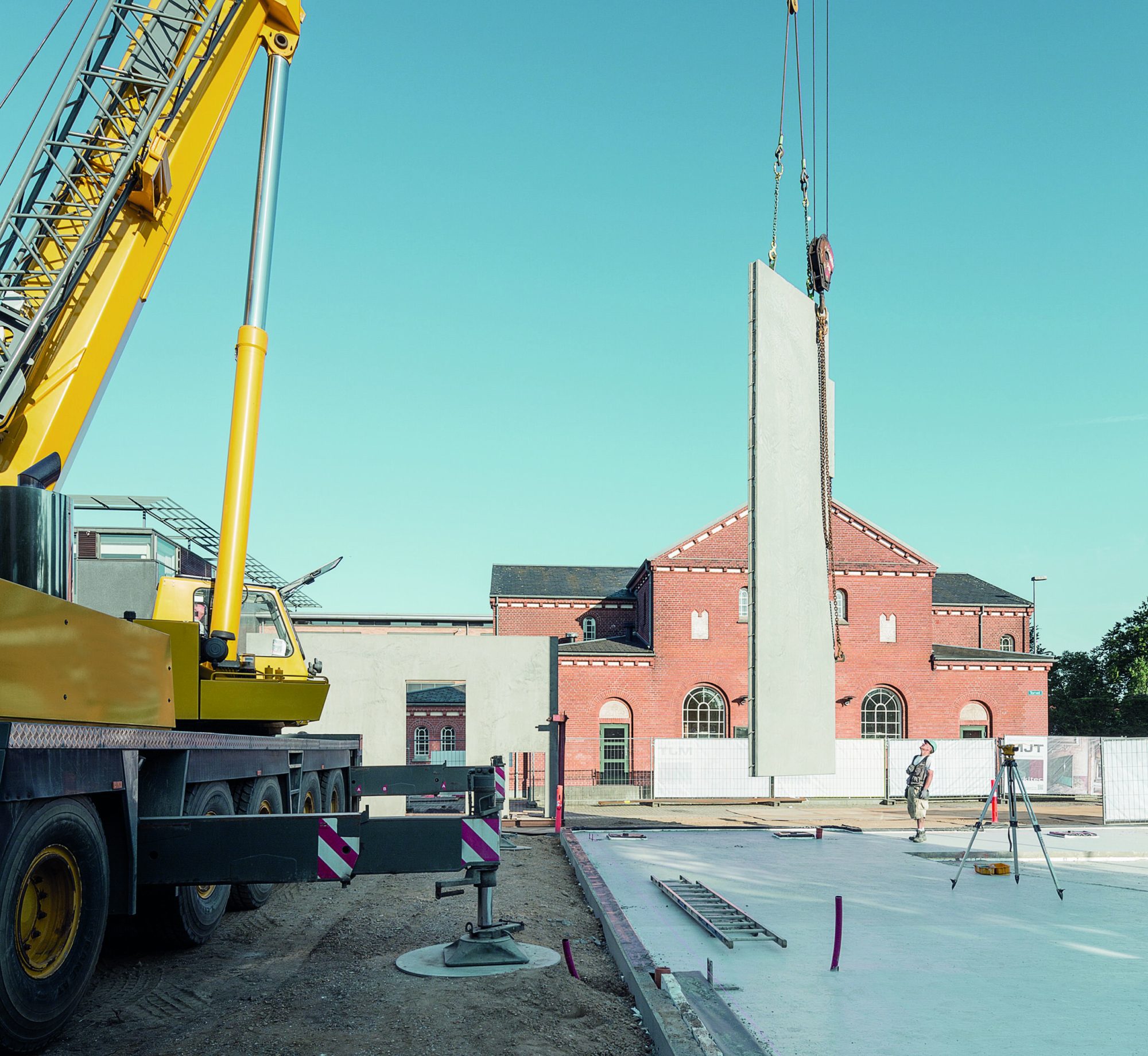Bang & Olufsen® Nexus House Herning kran løfter beton